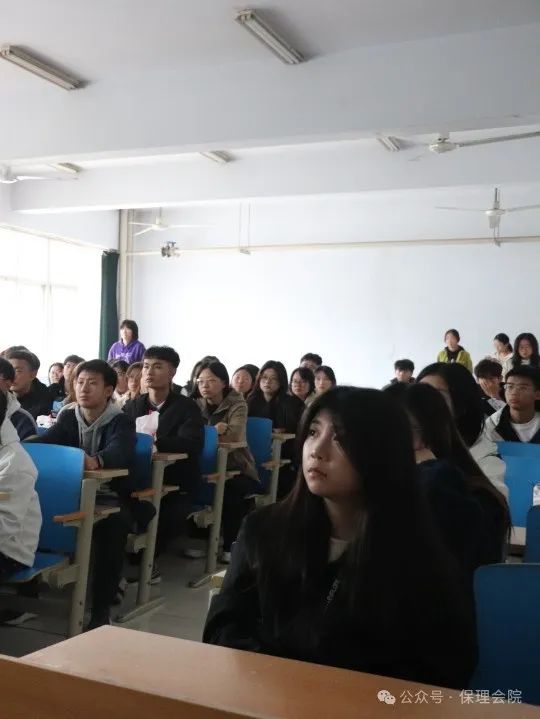 保定理工學院會計學院團旗引領成長路，培訓鑄就青春夢