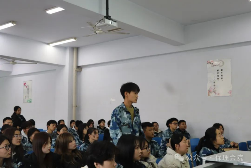 保定理工學(xué)院會(huì)計(jì)學(xué)院團(tuán)旗引領(lǐng)成長(zhǎng)路，培訓(xùn)鑄就青春夢(mèng)