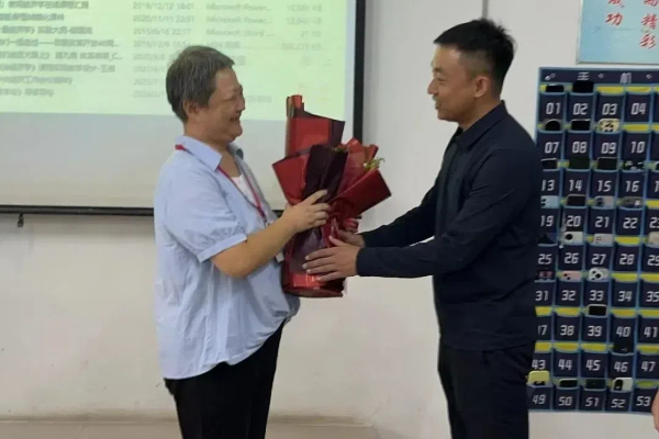 溫情教師節(jié)：領(lǐng)導(dǎo)親手獻(xiàn)花，致敬辛勤園丁