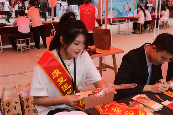 青春志愿行，黨建引領(lǐng)新——康復(fù)醫(yī)學(xué)院黨建工作站和青年志愿者迎新風(fēng)采