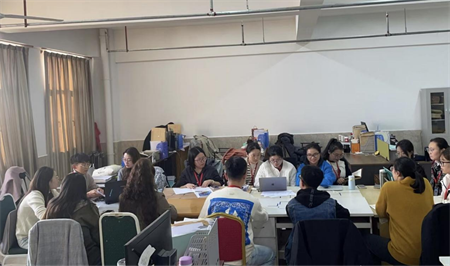 解讀畢設(shè)任務(wù) 研討推進(jìn)路徑 傳媒教研室開展2025屆畢業(yè)論文（設(shè)計(jì)）工作推進(jìn)會(huì)