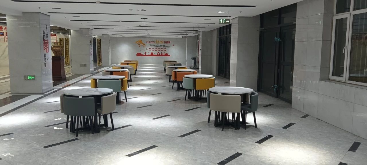 宿舍大廳“悠韻角”，休閑桌椅待君歇