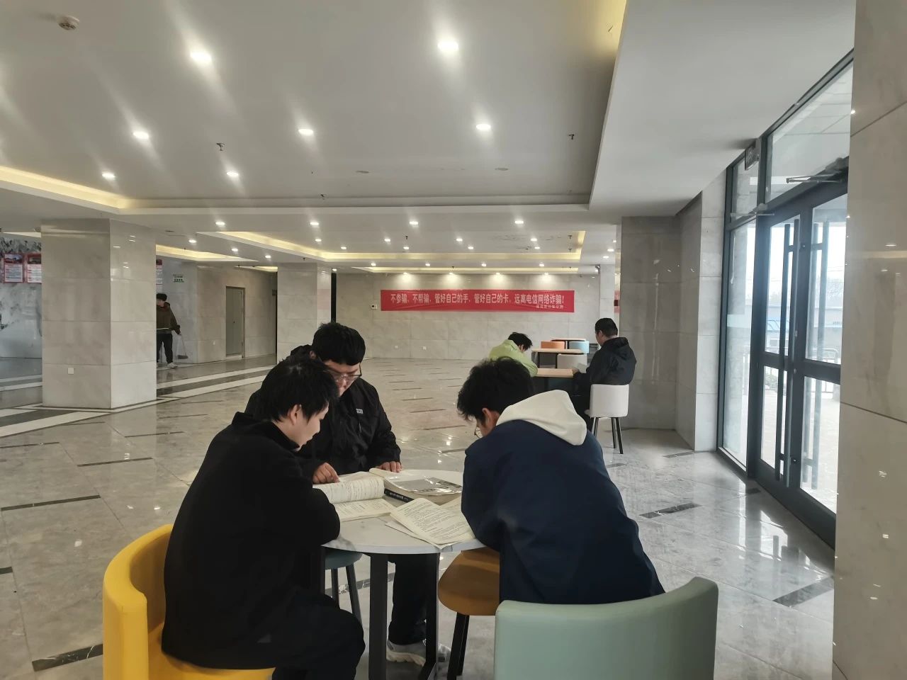 宿舍大廳“悠韻角”，休閑桌椅待君歇