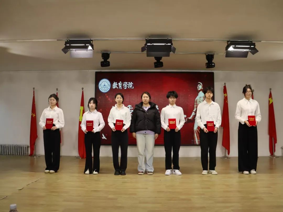 弘揚雷鋒精神，爭做時代新人