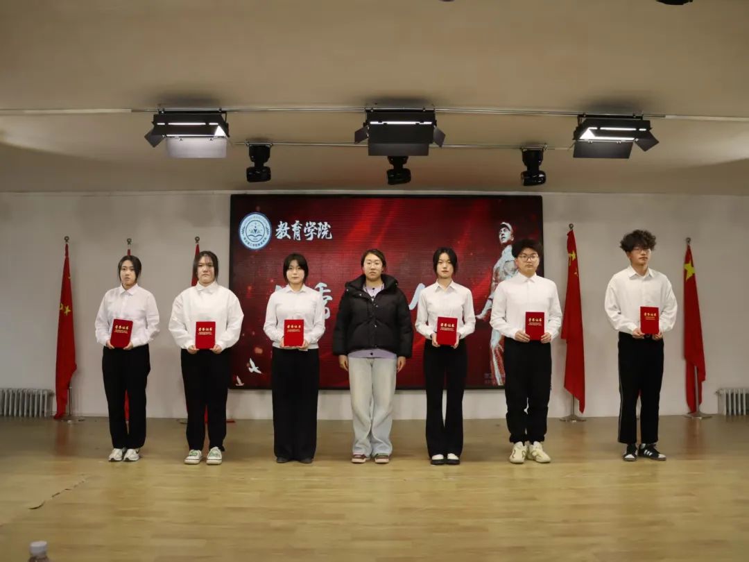 弘揚雷鋒精神，爭做時代新人