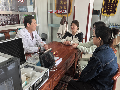 校園志愿進(jìn)社區(qū)，暖心服務(wù)踐初心