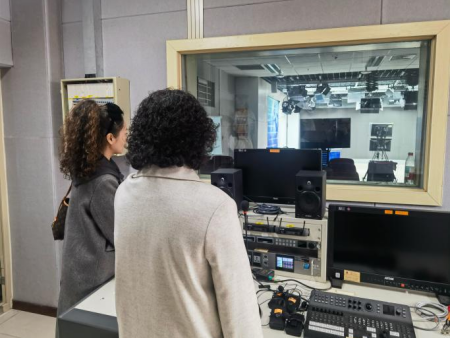 攜手共繪2025人才培養(yǎng)方案新藍(lán)圖 ——播音與主持藝術(shù)專(zhuān)業(yè)團(tuán)隊(duì)赴河北大學(xué)深度調(diào)研交流