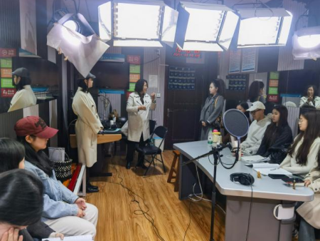 攜手共繪2025人才培養(yǎng)方案新藍(lán)圖 ——播音與主持藝術(shù)專(zhuān)業(yè)團(tuán)隊(duì)赴河北大學(xué)深度調(diào)研交流