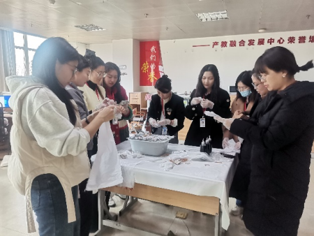 非遺扎染煥新彩 傳承古法啟新篇 ——視覺傳達設計教研室進行“匠心扎染”主題活動