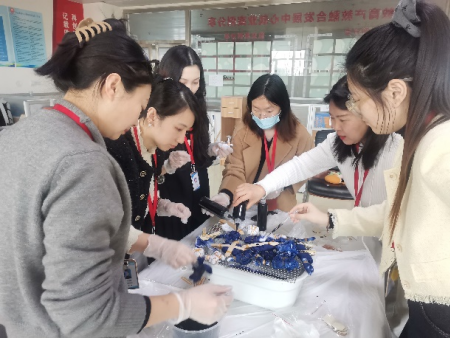 非遺扎染煥新彩 傳承古法啟新篇 ——視覺傳達設計教研室進行“匠心扎染”主題活動