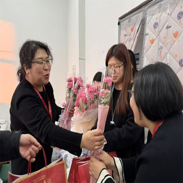 “聚巾幗風采，綻經(jīng)濟芳華”經(jīng)濟學院舉辦慶祝“三八”國際勞動婦女節(jié)活動