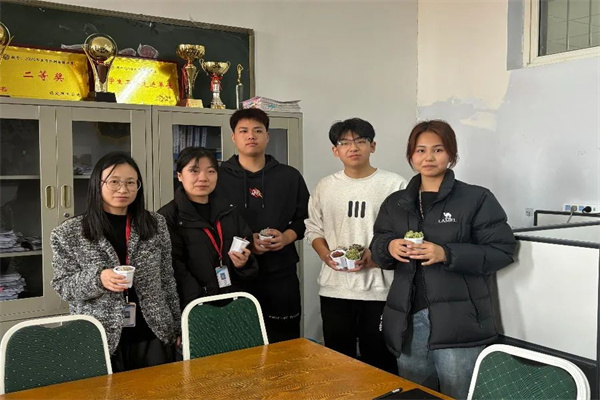 保定理工學院經(jīng)濟學院開展“播種綠色希望，共建美麗校園”植樹節(jié)主題活動