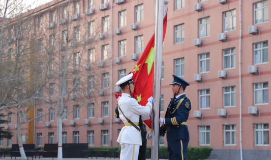 愛國教育保定理工學(xué)院會計(jì)學(xué)院以青春之名，護(hù)國旗飄揚(yáng)——升旗儀式
