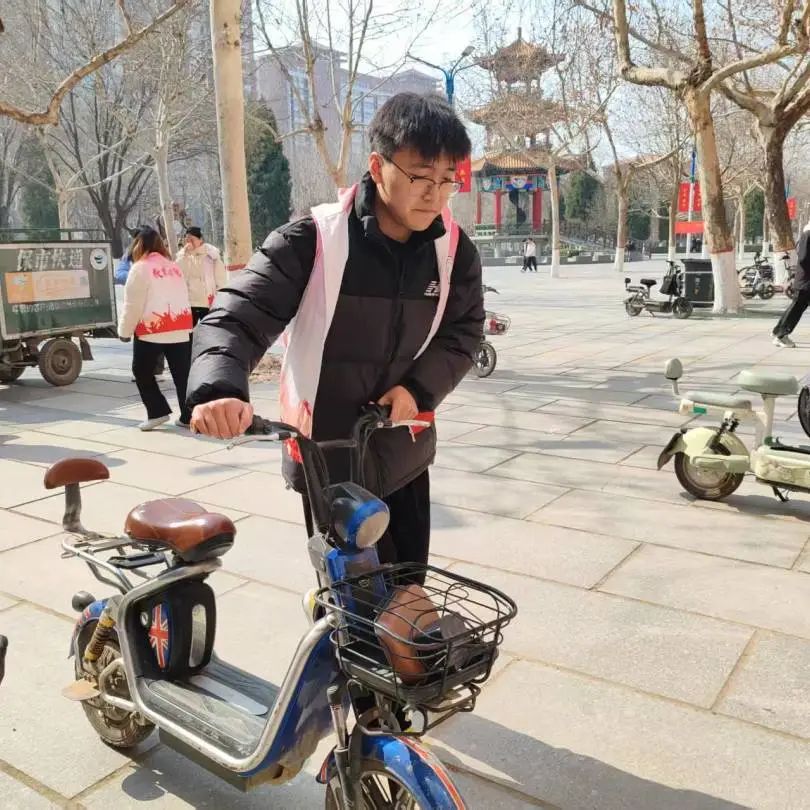 沐雷鋒之光，踐志愿之行