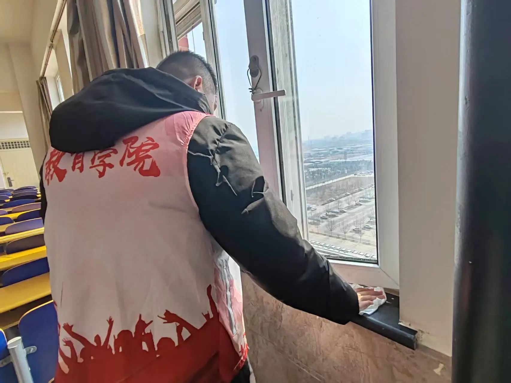 沐雷鋒之光，踐志愿之行