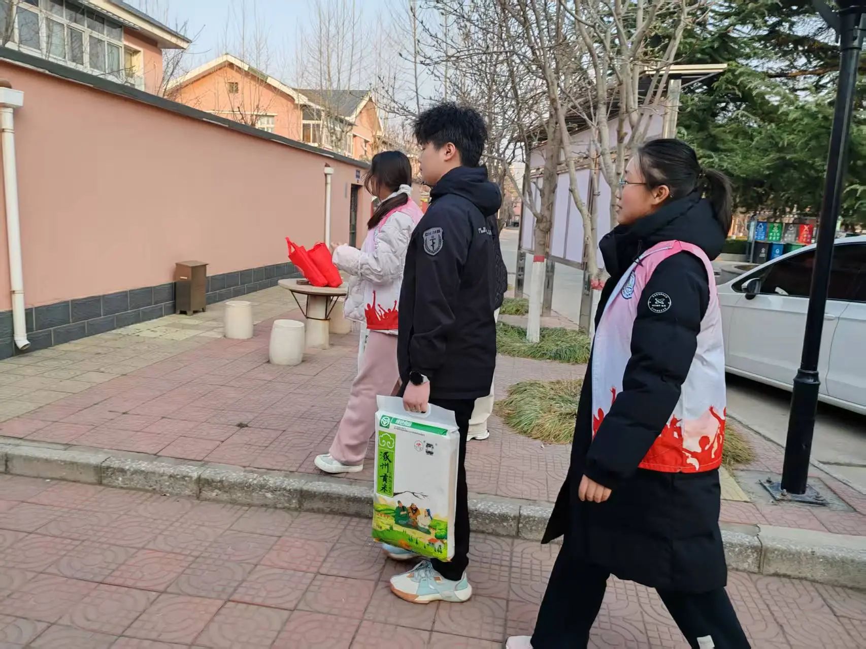 沐雷鋒之光，踐志愿之行