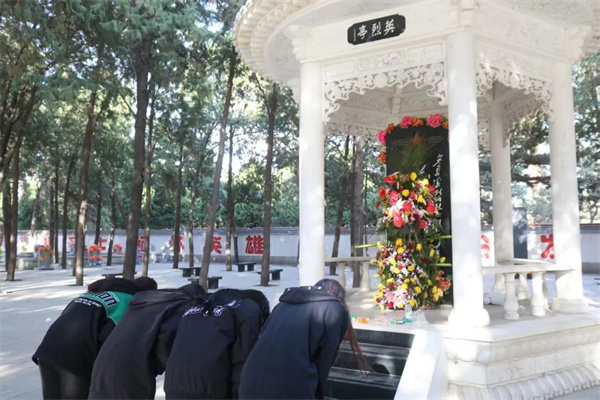 清明祭忠魂，追遠(yuǎn)思奮進(jìn)——保定理工學(xué)院經(jīng)濟(jì)學(xué)院開展徒步祭掃烈士陵園活動(dòng)