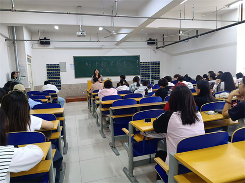 外國語學院召開學生座談會 傾聽學子心聲共促教學優化