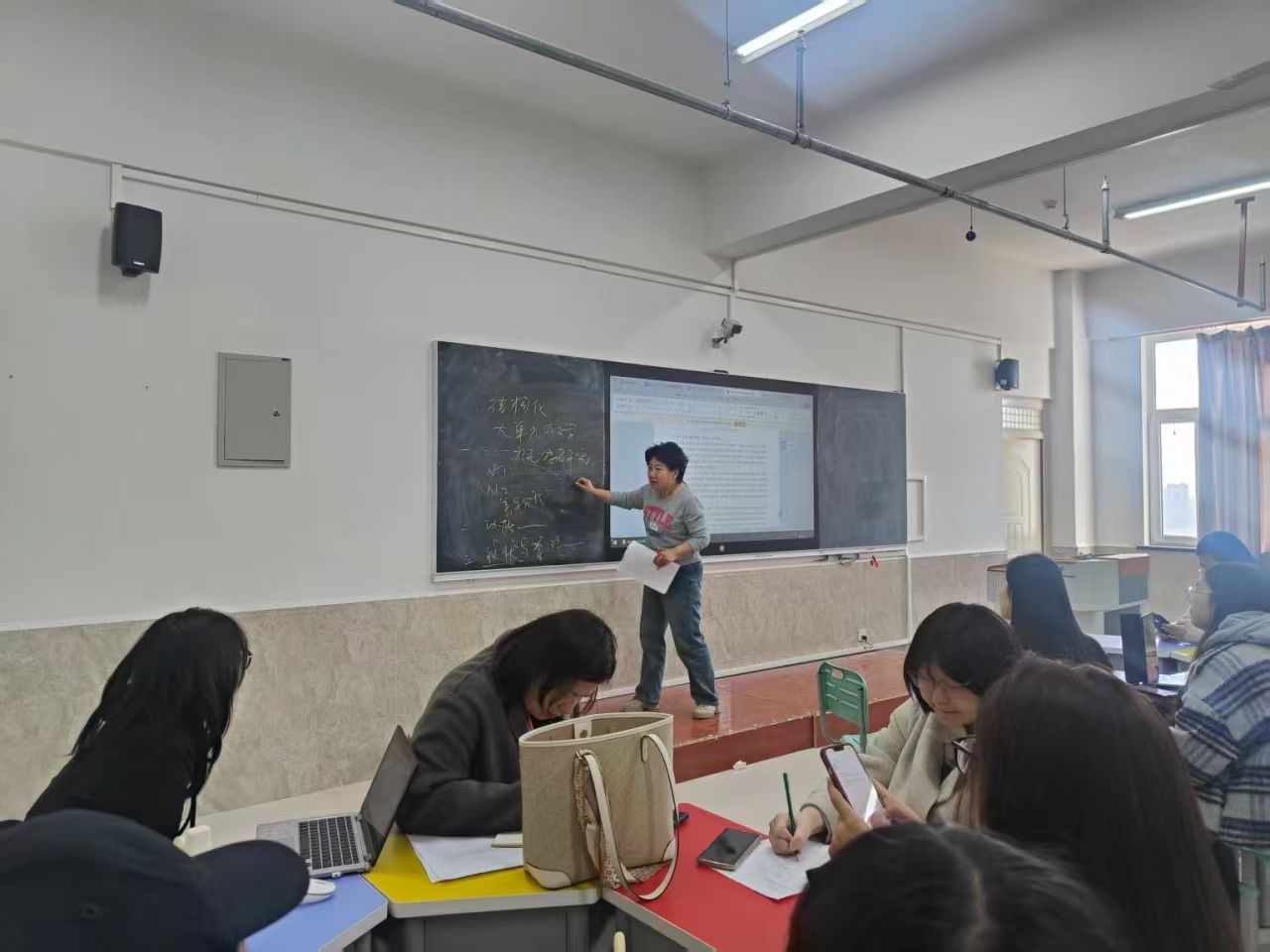 春風(fēng)化雨育桃李，論文指導(dǎo)啟新程