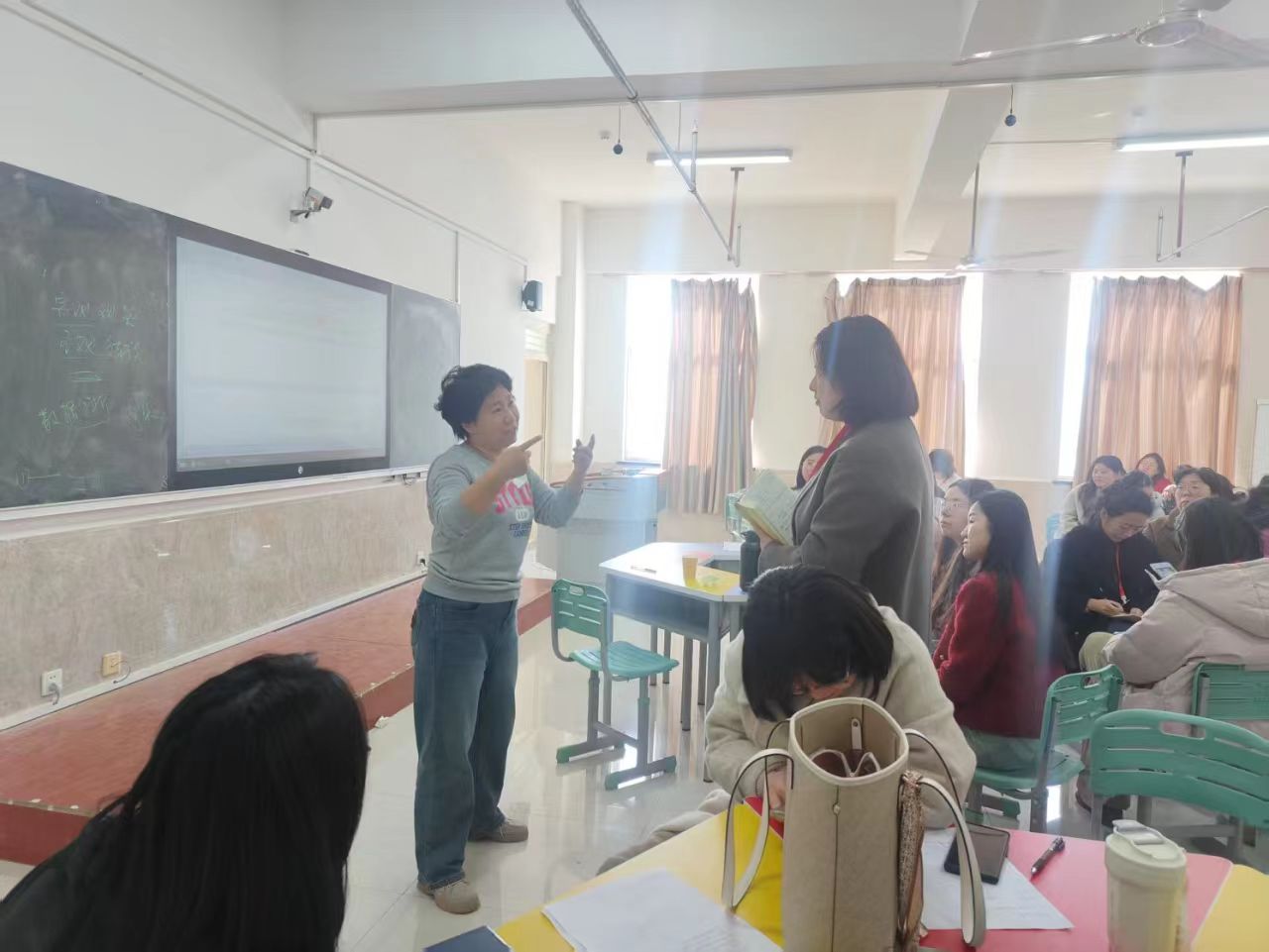 春風(fēng)化雨育桃李，論文指導(dǎo)啟新程