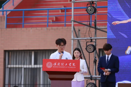 “馳騁綠茵舞臺，綻放拼搏華彩”