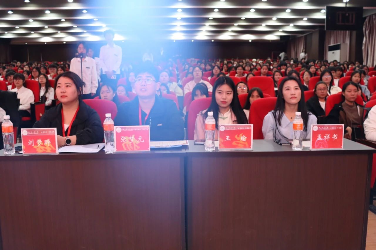 “崇德尚學(xué)揚師道，鋒華正茂育新人”三月份教育學(xué)院表彰大會