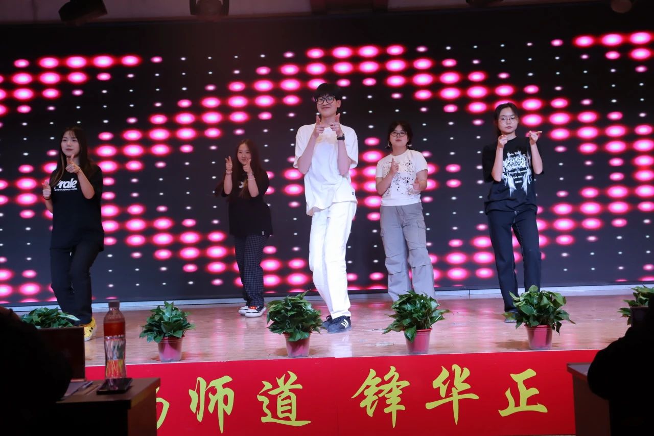 “崇德尚學(xué)揚師道，鋒華正茂育新人”三月份教育學(xué)院表彰大會