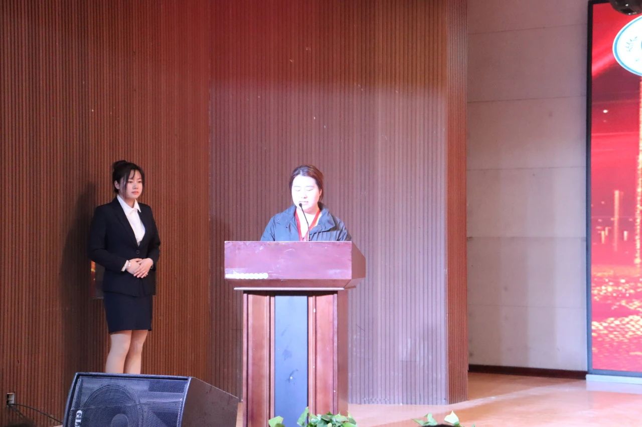 “崇德尚學(xué)揚師道，鋒華正茂育新人”三月份教育學(xué)院表彰大會