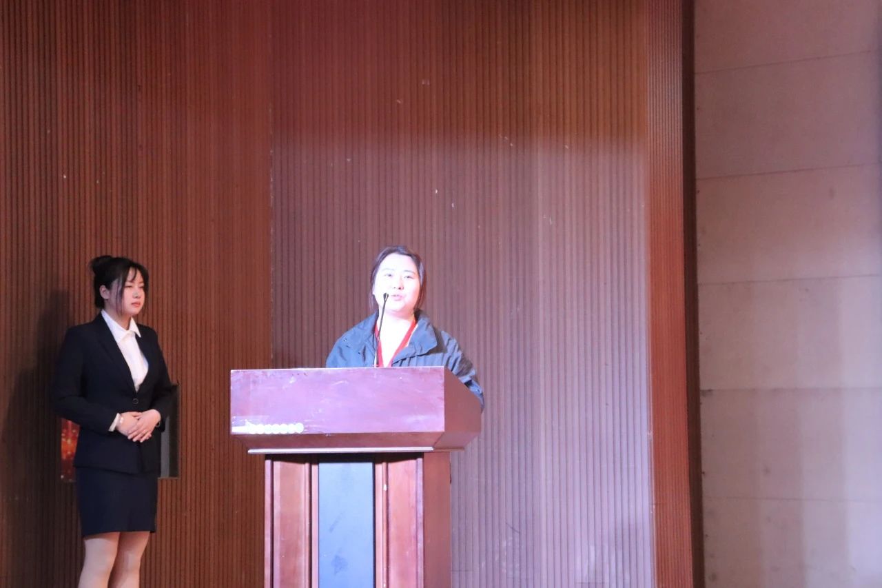 “崇德尚學(xué)揚師道，鋒華正茂育新人”三月份教育學(xué)院表彰大會