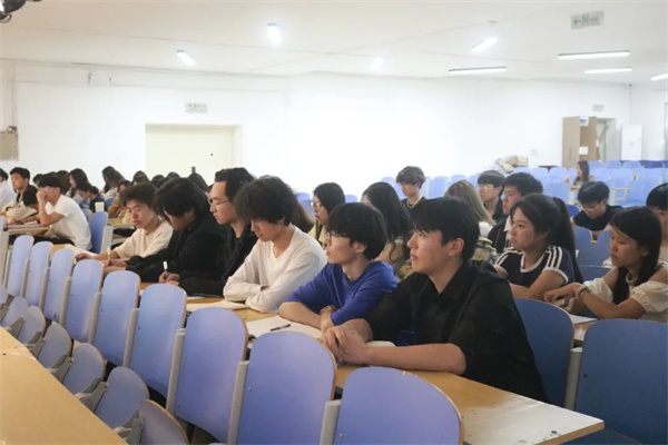 【黨建引領(lǐng)，育人鑄魂】鑄魂育人守初心 思政賦能啟新程——經(jīng)濟(jì)學(xué)院2024級班干部專題培訓(xùn)順利開展