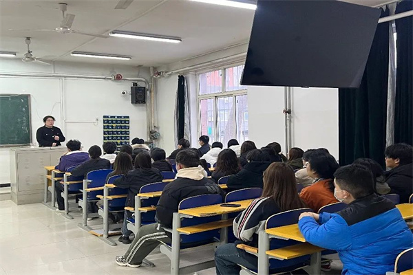 做教育，有心人——“書記進(jìn)課堂”助力學(xué)生發(fā)展