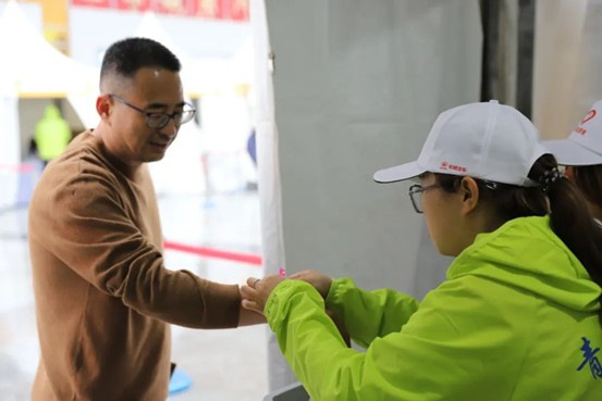 熱血青春助跑未來”——保定理工學(xué)院藝術(shù)學(xué)院志愿者為長城汽車智慧工廠半馬蓄勢添彩