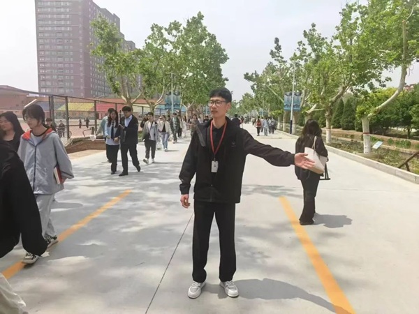 養成教育|保定理工學院|管理學院|“文明右行”，共筑校園文明新風尚
