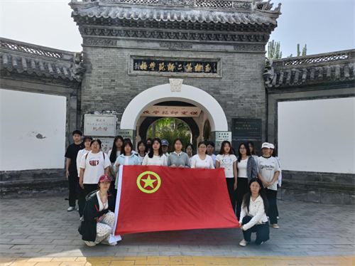 “告白青春”與團旗團徽合影活動