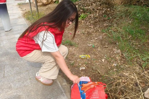 綠蔭清掃護家園 青春志愿暖東莊——經濟學院志愿者赴東小莊村進行志愿服務清掃活動