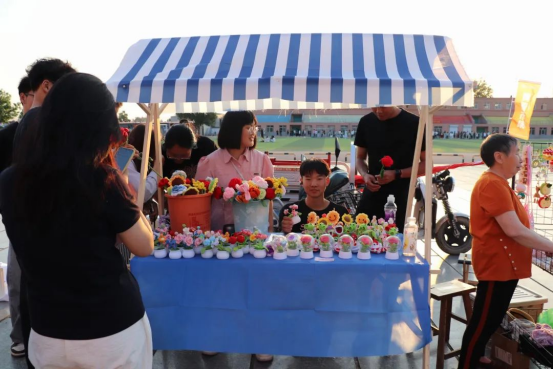 巧手鉤織傳溫情 愛心義賣暖人心—會計學院與保定市勵志殘疾人服務中心合作開展愛心義賣活動