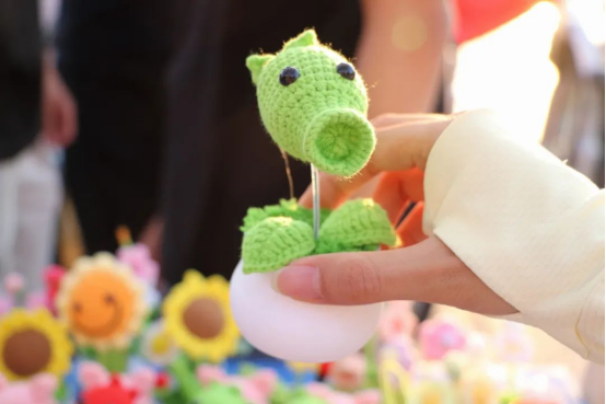 巧手鉤織傳溫情 愛心義賣暖人心—會計學院與保定市勵志殘疾人服務中心合作開展愛心義賣活動