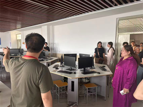 校園尋跡承師韻，家校同銘畢業情