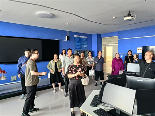 校園尋跡承師韻，家校同銘畢業情