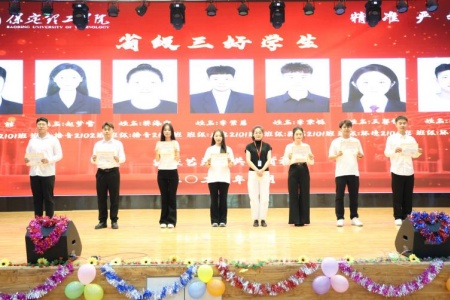 “撥穗正冠 禮成芳華”藝術學院2025屆畢業典禮暨學位授予儀式完美收官