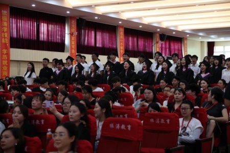 “撥穗正冠 禮成芳華”藝術學院2025屆畢業典禮暨學位授予儀式完美收官