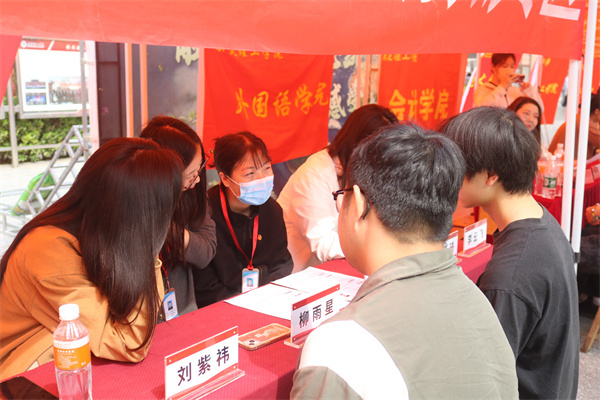 【精準(zhǔn)賦能，職通未來(lái)】黨建引領(lǐng)促就業(yè)，簡(jiǎn)歷義診暖生心——經(jīng)濟(jì)學(xué)院2025屆畢業(yè)生求職簡(jiǎn)歷義診活動(dòng)圓滿結(jié)束