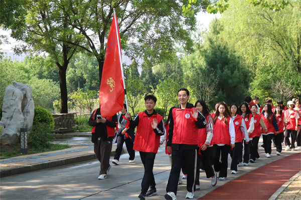 經(jīng)濟(jì)學(xué)院學(xué)生積極參與保定市紅十字會(huì)2025第七屆公益徒步行