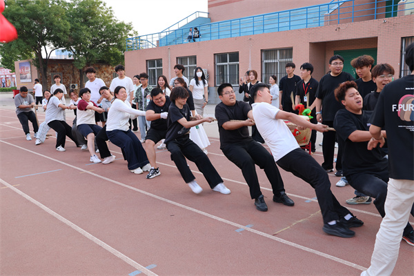 拔河賽場展風采，團結拼搏鑄佳績