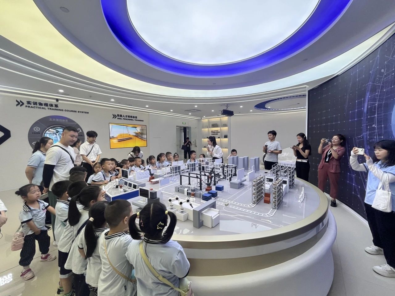 保定理工學院||教育學院||童心探學府，萌趣啟新程——史莊實驗幼兒園走進保定理工學院參觀研學