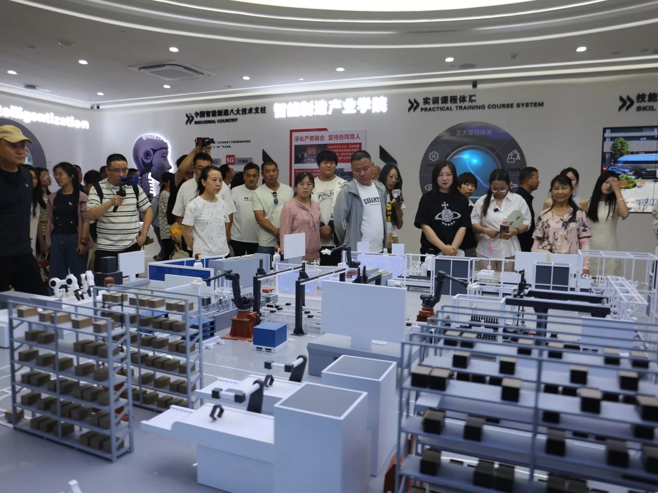 保定理工學(xué)院‖教育學(xué)院‖遇見(jiàn)未來(lái)，共育花開(kāi)—2025屆教育學(xué)院家長(zhǎng)接待日?qǐng)A滿完成