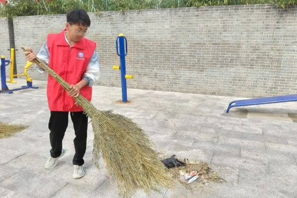 綠蔭清掃護家園 青春志愿暖東莊——康復醫(yī)學院志愿者赴東小莊村進行志愿服務清掃活動