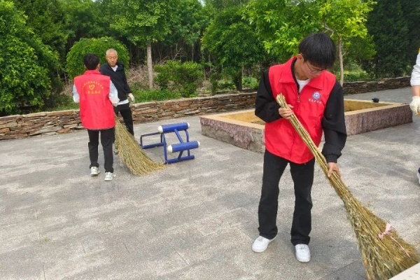 綠蔭清掃護家園 青春志愿暖東莊——康復醫(yī)學院志愿者赴東小莊村進行志愿服務清掃活動