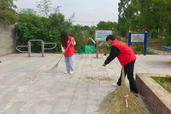 綠蔭清掃護家園 青春志愿暖東莊——康復醫(yī)學院志愿者赴東小莊村進行志愿服務清掃活動