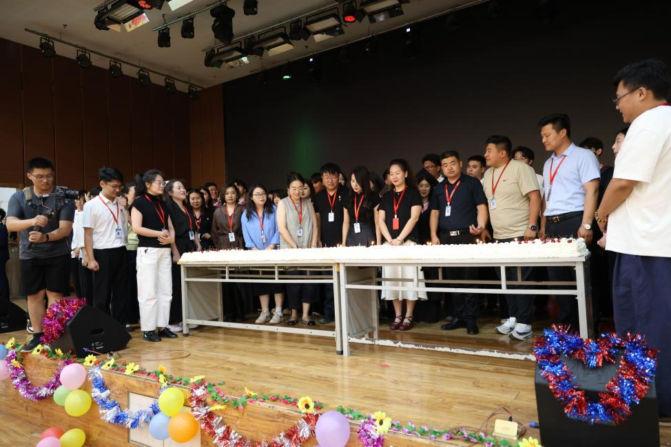 “撥穗正冠 禮成芳華”藝術學院2025屆畢業典禮暨學位授予儀式完美收官